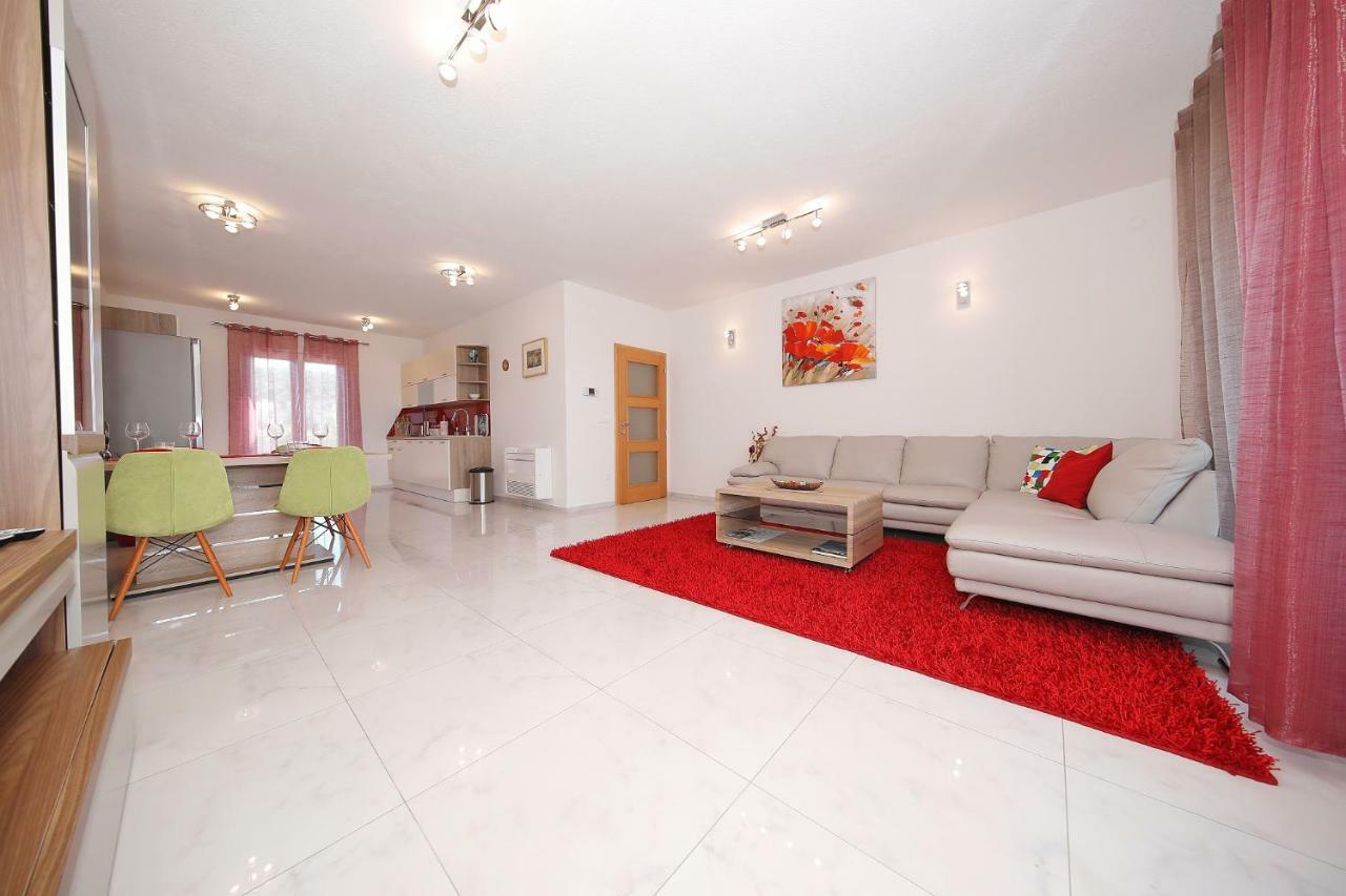 Apartment Lana Pasman Bagian luar foto