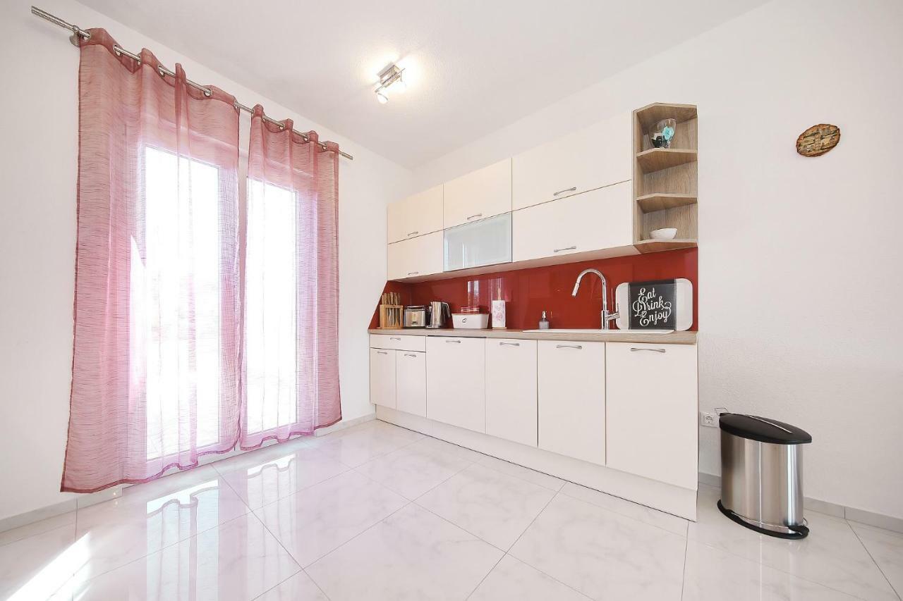 Apartment Lana Pasman Bagian luar foto