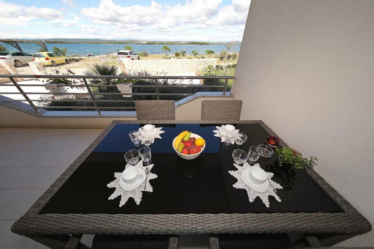 Apartment Lana Pasman Bagian luar foto
