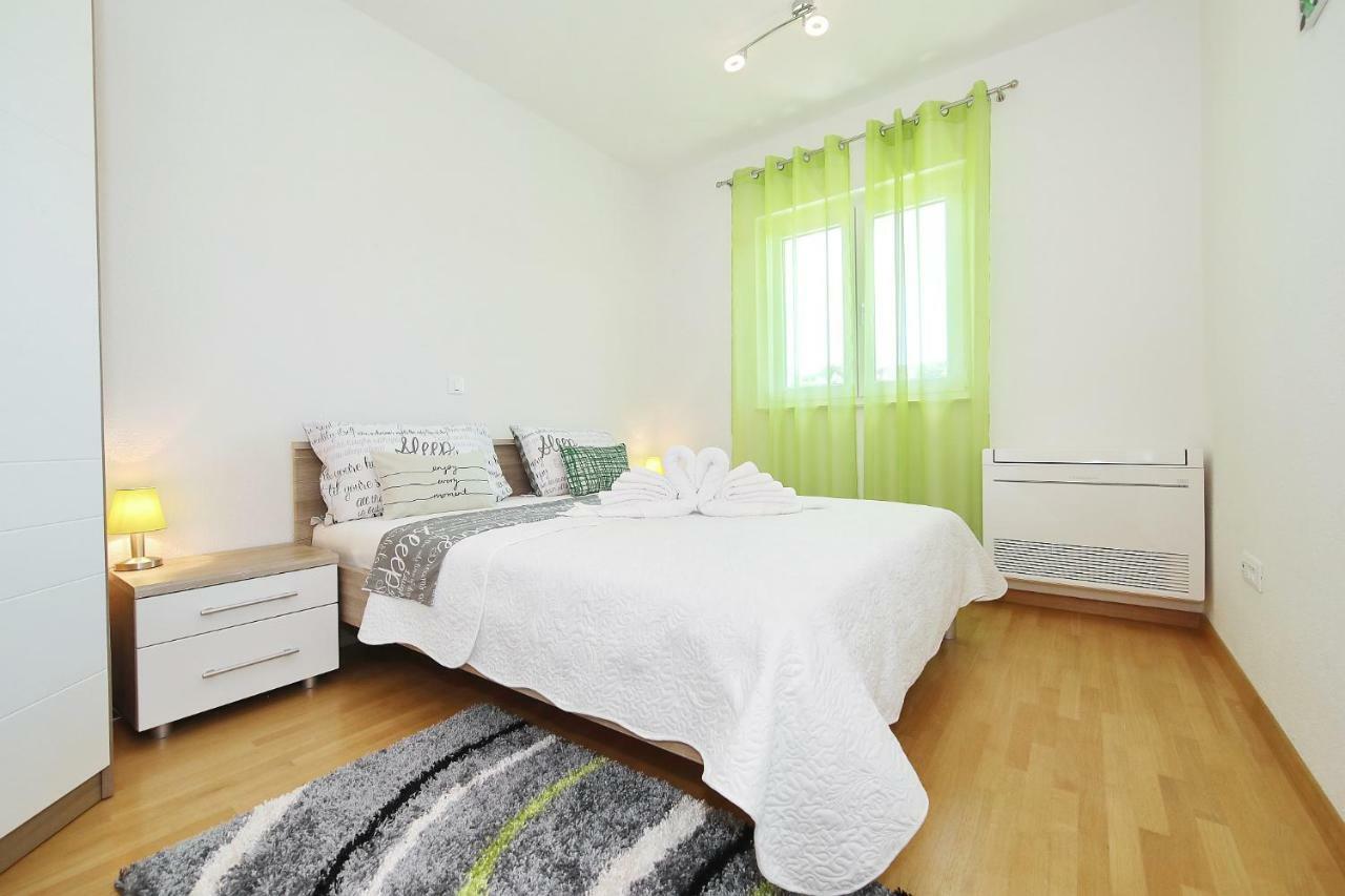 Apartment Lana Pasman Bagian luar foto